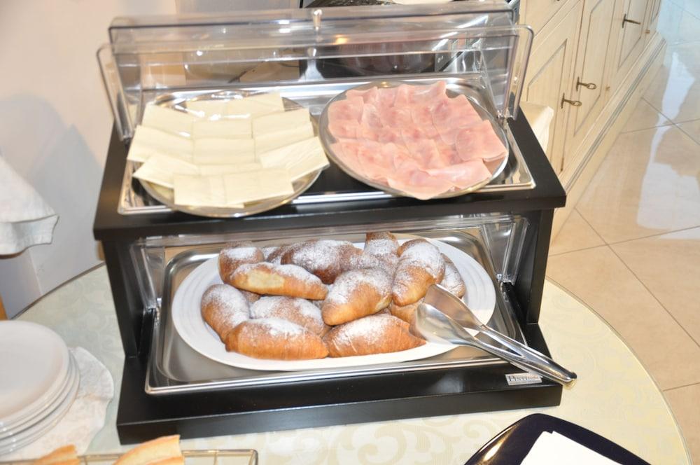 索尔米奥酒店 Marebello 外观 照片